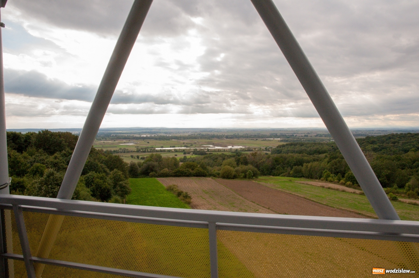 Zdjęcie w galerii na portalu naszwodzislaw.com: Wieża widokowa w Pogrzebieniu już otwarta. Tak z niej widać Lubomię [FOTO]  wiadomości z regionu