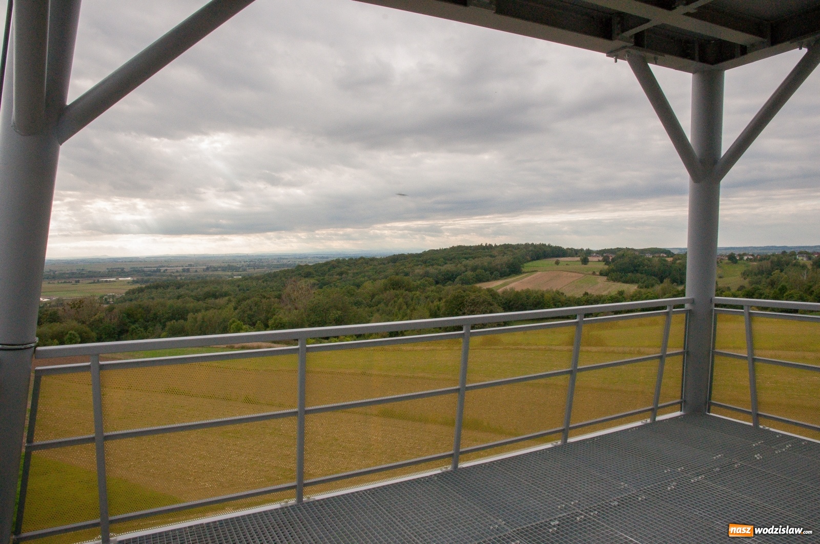 Zdjęcie w galerii na portalu naszwodzislaw.com: Wieża widokowa w Pogrzebieniu już otwarta. Tak z niej widać Lubomię [FOTO]  wiadomości z regionu