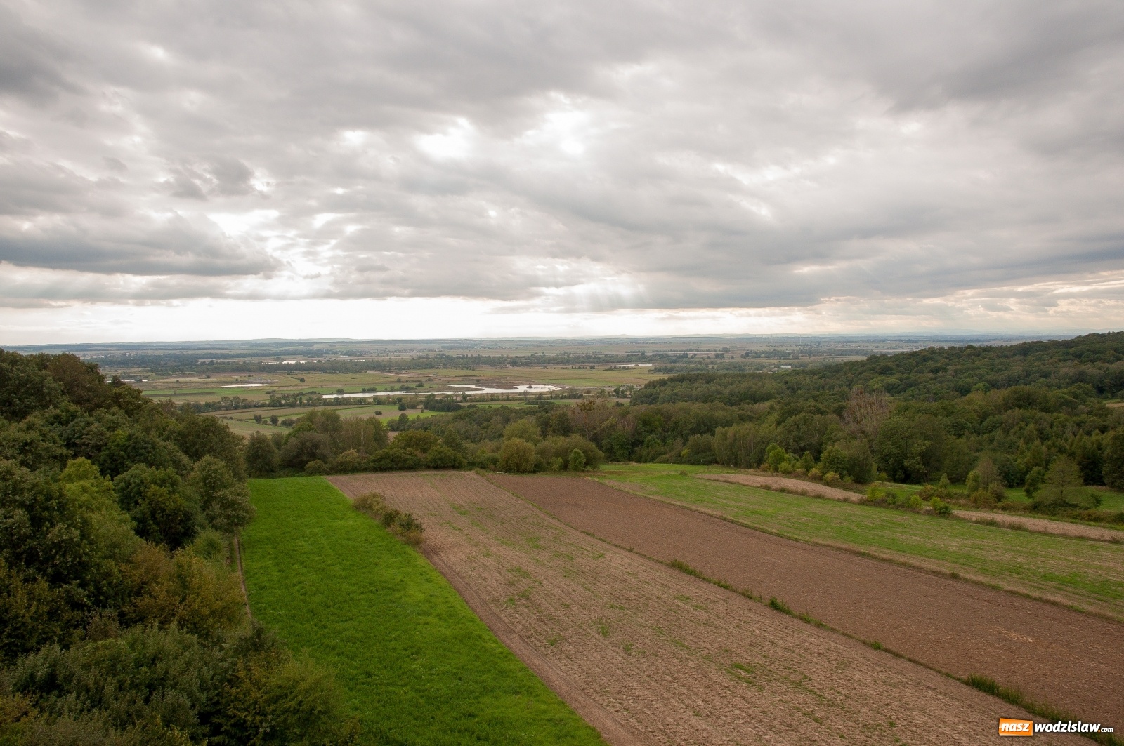 Zdjęcie w galerii na portalu naszwodzislaw.com: Wieża widokowa w Pogrzebieniu już otwarta. Tak z niej widać Lubomię [FOTO]  wiadomości z regionu