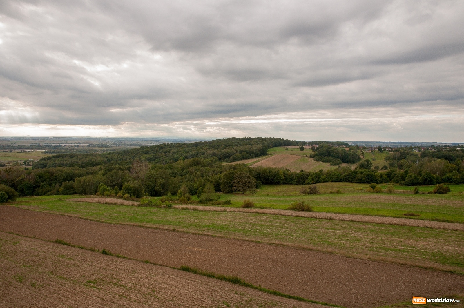 Zdjęcie w galerii na portalu naszwodzislaw.com: Wieża widokowa w Pogrzebieniu już otwarta. Tak z niej widać Lubomię [FOTO]  wiadomości z regionu
