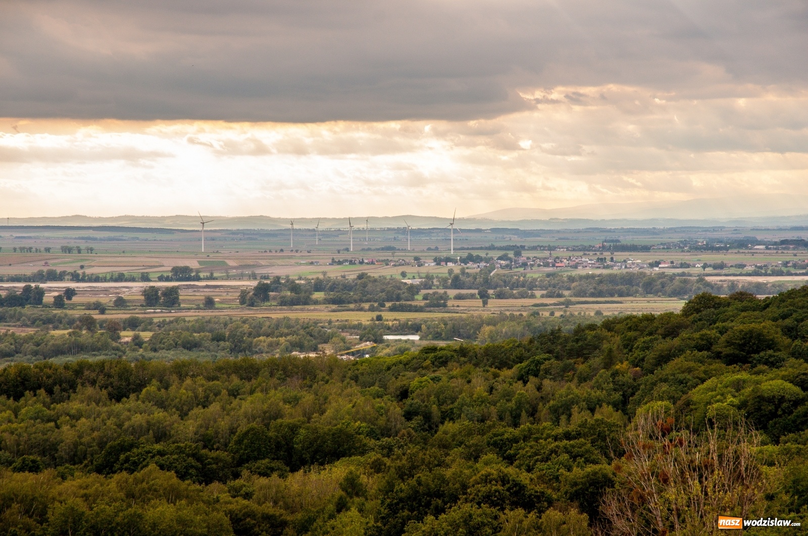 Zdjęcie w galerii na portalu naszwodzislaw.com: Wieża widokowa w Pogrzebieniu już otwarta. Tak z niej widać Lubomię [FOTO]  wiadomości z regionu