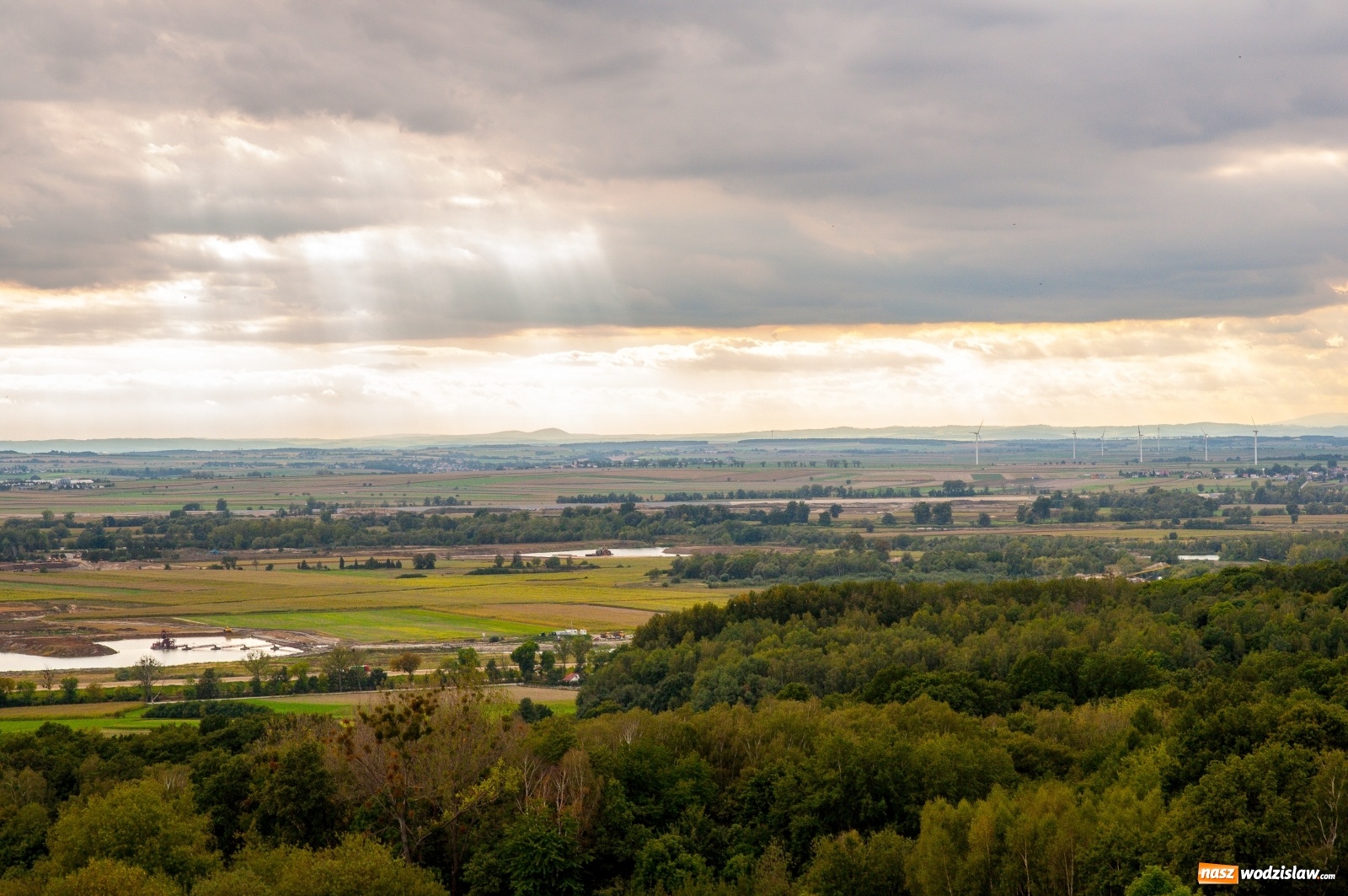 Zdjęcie w galerii na portalu naszwodzislaw.com: Wieża widokowa w Pogrzebieniu już otwarta. Tak z niej widać Lubomię [FOTO]  wiadomości z regionu