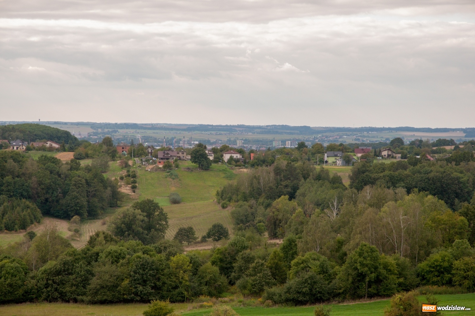 Zdjęcie w galerii na portalu naszwodzislaw.com: Wieża widokowa w Pogrzebieniu już otwarta. Tak z niej widać Lubomię [FOTO]  wiadomości z regionu