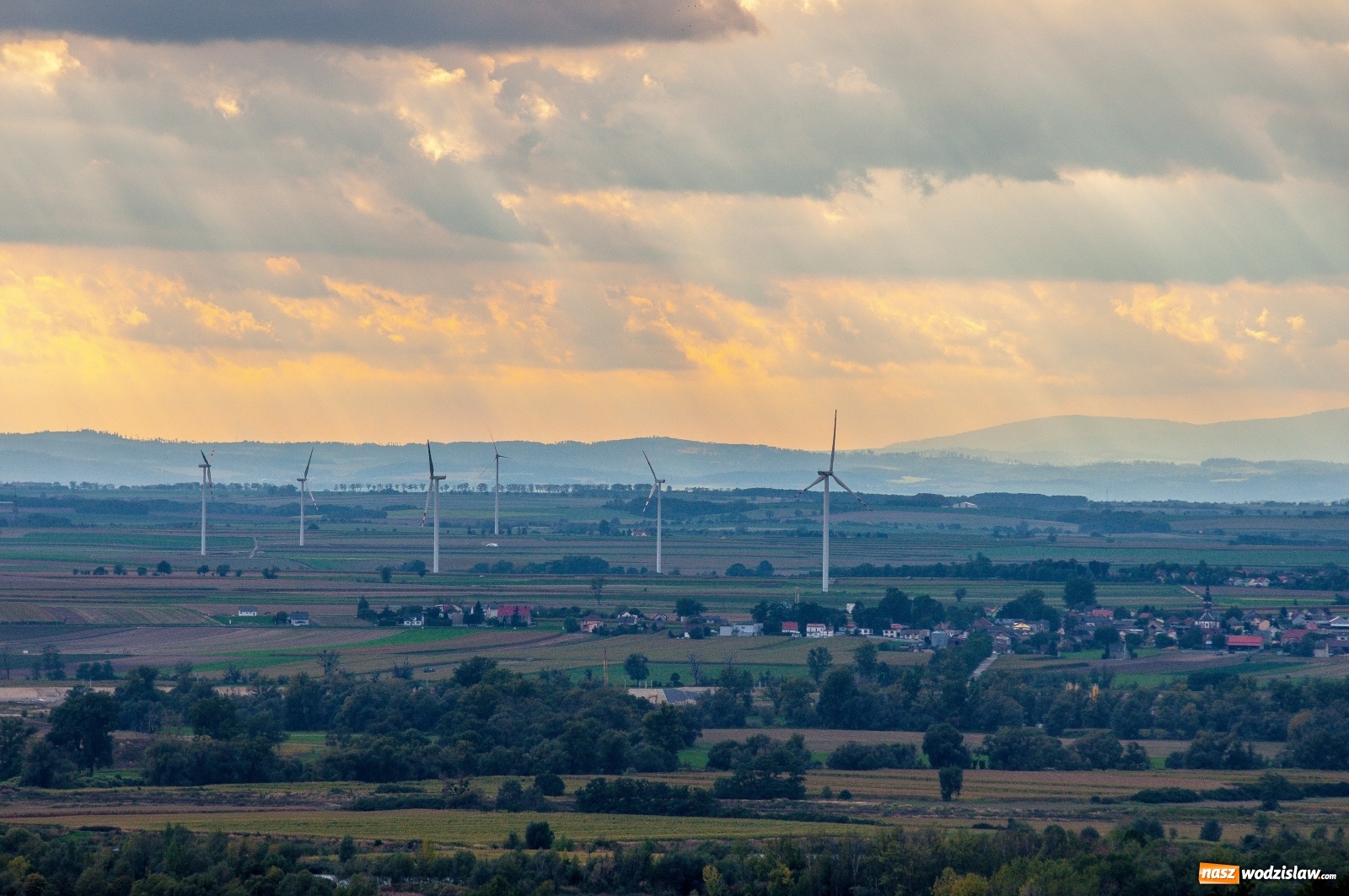 Zdjęcie w galerii na portalu naszwodzislaw.com: Wieża widokowa w Pogrzebieniu już otwarta. Tak z niej widać Lubomię [FOTO]  wiadomości z regionu