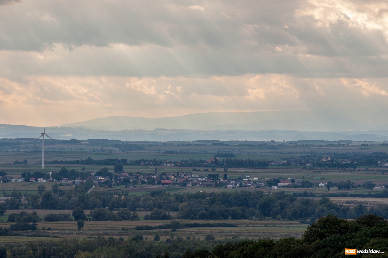 Zdjęcie w galerii na portalu naszwodzislaw.com: Wieża widokowa w Pogrzebieniu już otwarta. Tak z niej widać Lubomię [FOTO]  wiadomości z regionu