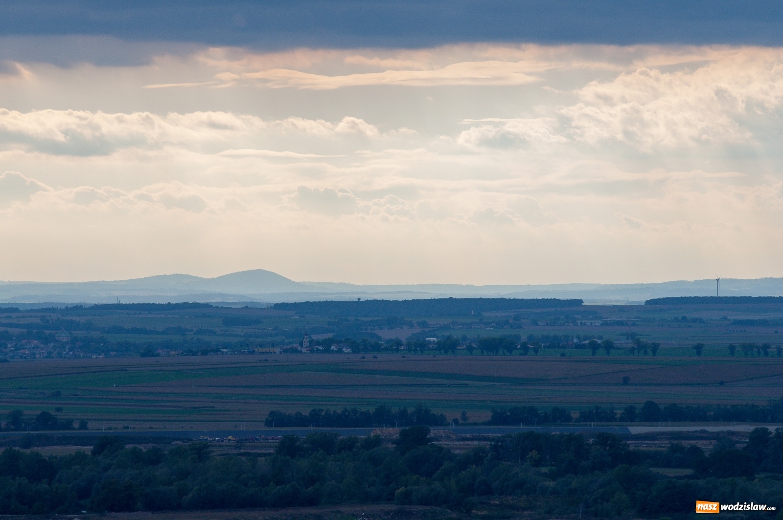 Zdjęcie w galerii na portalu naszwodzislaw.com: Wieża widokowa w Pogrzebieniu już otwarta. Tak z niej widać Lubomię [FOTO]  wiadomości z regionu