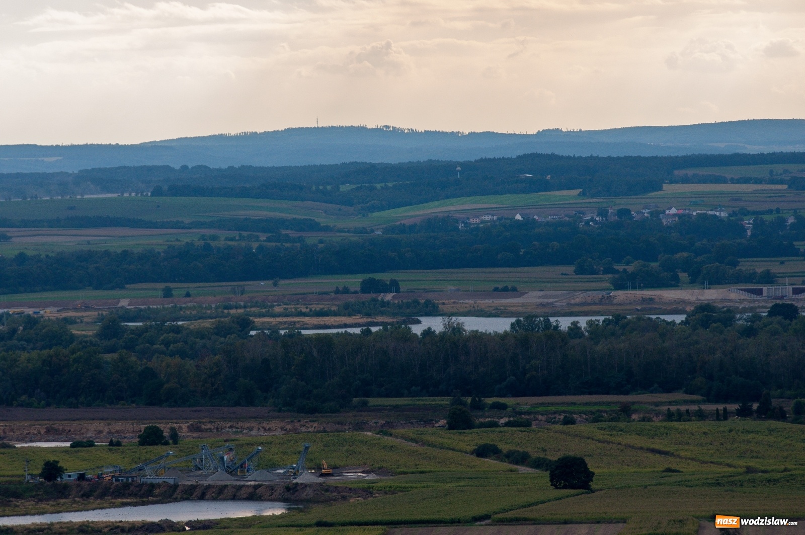 Zdjęcie w galerii na portalu naszwodzislaw.com: Wieża widokowa w Pogrzebieniu już otwarta. Tak z niej widać Lubomię [FOTO]  wiadomości z regionu