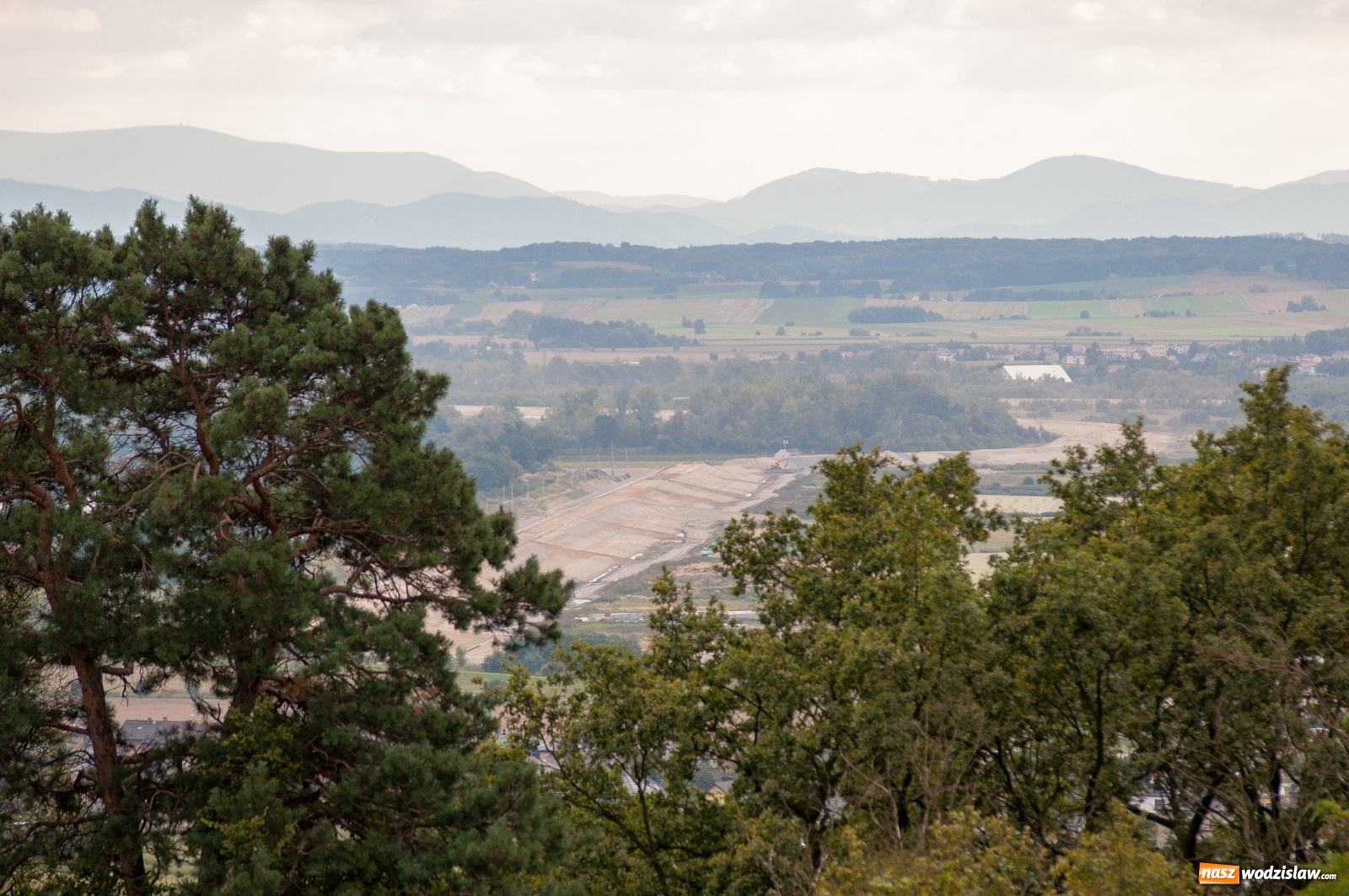 Zdjęcie w galerii na portalu naszwodzislaw.com: Wieża widokowa w Pogrzebieniu już otwarta. Tak z niej widać Lubomię [FOTO]  wiadomości z regionu