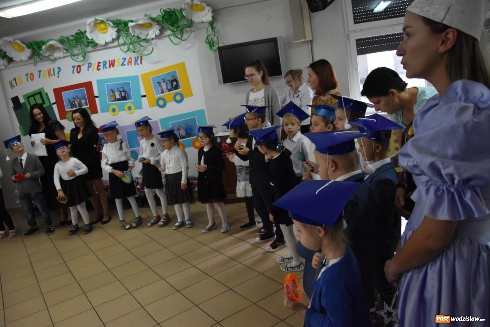 Zdjęcie w galerii na portalu naszwodzislaw.com: Pierwszaki z ZPSWR uroczyście ślubowały wiadomości z regionu