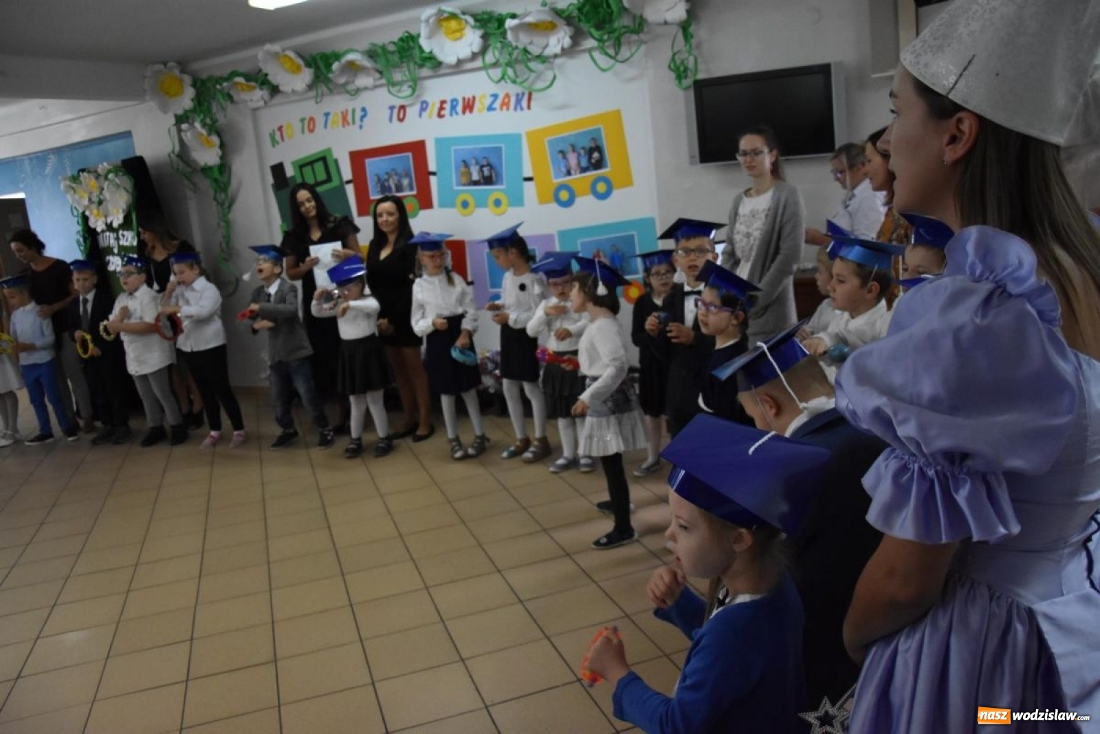 Zdjęcie w galerii na portalu naszwodzislaw.com: Pierwszaki z ZPSWR uroczyście ślubowały wiadomości z regionu