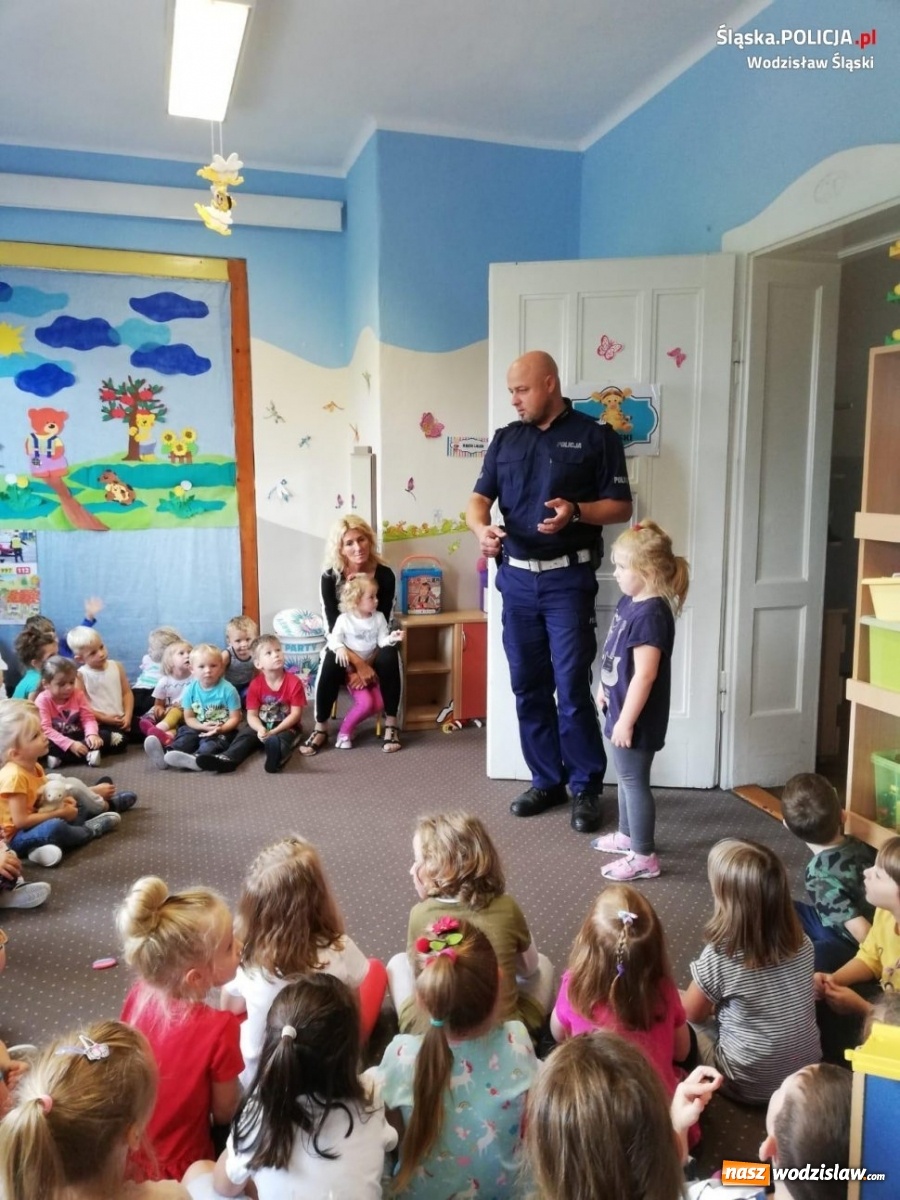 Zdjęcie w galerii na portalu naszwodzislaw.com: Dzielnicowi i Sznupek o bezpieczeństwie na drodze wiadomości z regionu