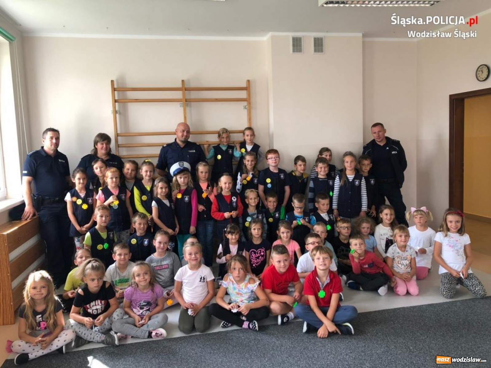 Zdjęcie w galerii na portalu naszwodzislaw.com: Dzielnicowi i Sznupek o bezpieczeństwie na drodze wiadomości z regionu