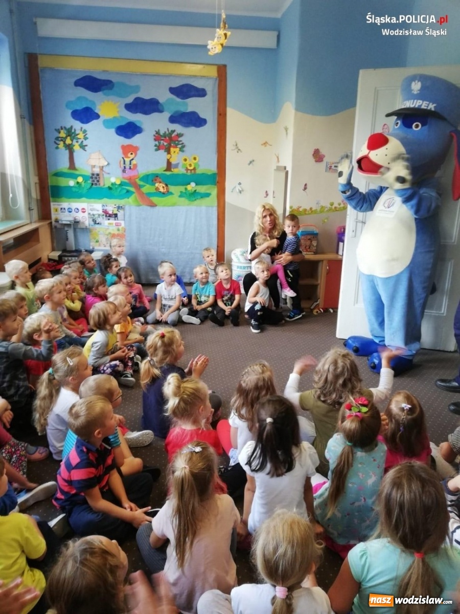 Zdjęcie w galerii na portalu naszwodzislaw.com: Dzielnicowi i Sznupek o bezpieczeństwie na drodze wiadomości z regionu