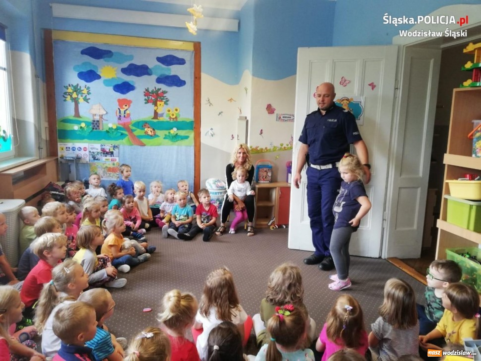 Zdjęcie w galerii na portalu naszwodzislaw.com: Dzielnicowi i Sznupek o bezpieczeństwie na drodze wiadomości z regionu