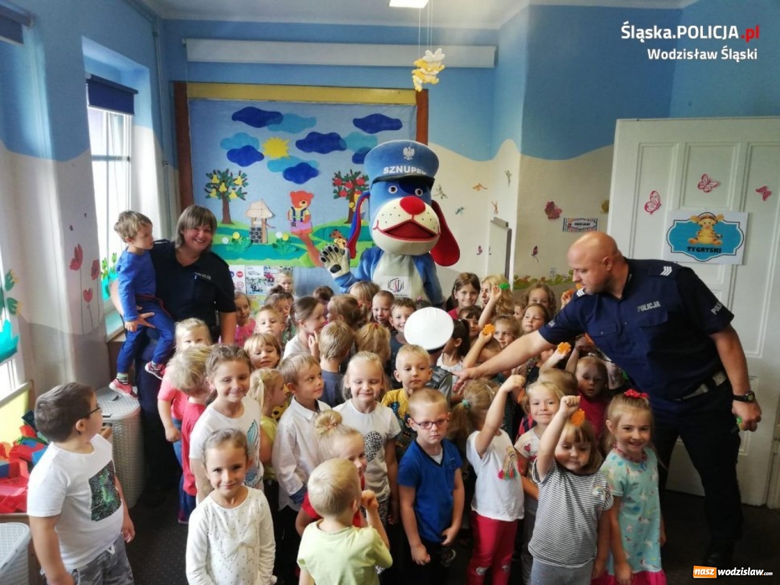 Zdjęcie w galerii na portalu naszwodzislaw.com: Dzielnicowi i Sznupek o bezpieczeństwie na drodze wiadomości z regionu