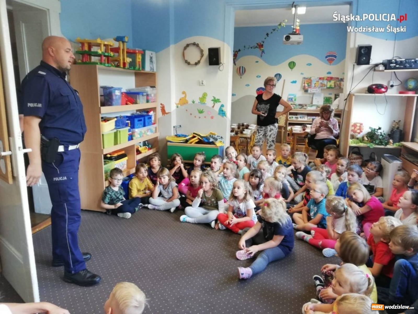 Zdjęcie w galerii na portalu naszwodzislaw.com: Dzielnicowi i Sznupek o bezpieczeństwie na drodze wiadomości z regionu