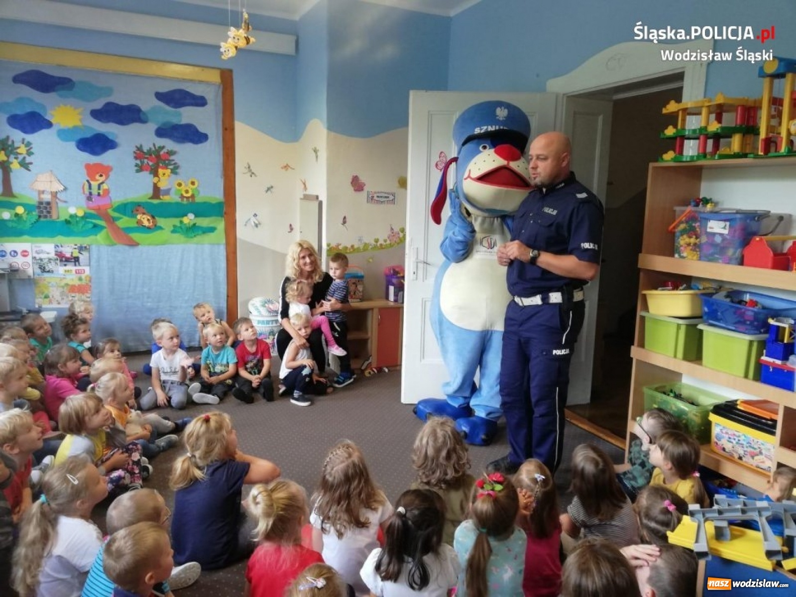 Zdjęcie w galerii na portalu naszwodzislaw.com: Dzielnicowi i Sznupek o bezpieczeństwie na drodze wiadomości z regionu