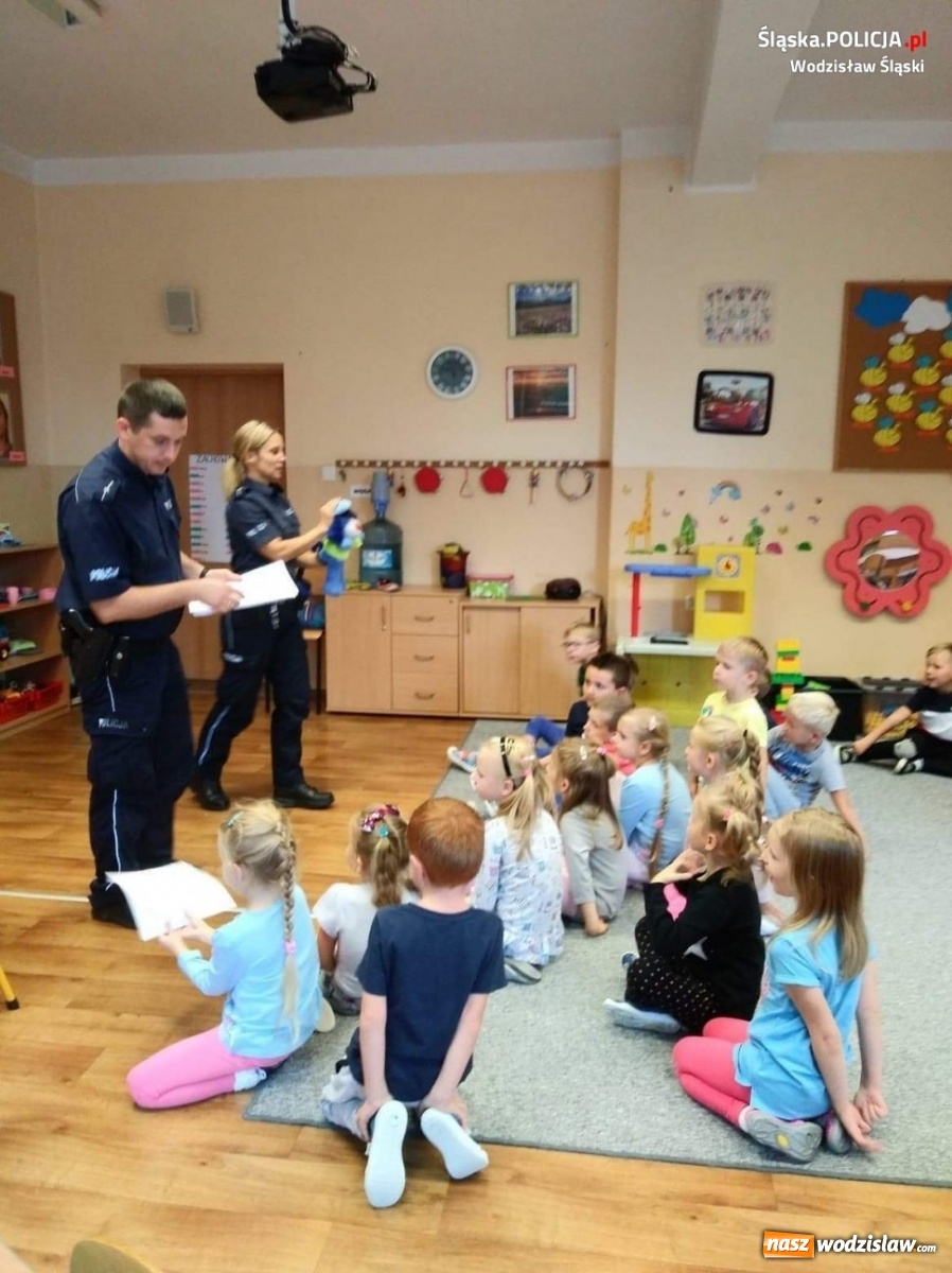 Zdjęcie w galerii na portalu naszwodzislaw.com: Dzielnicowi i Sznupek o bezpieczeństwie na drodze wiadomości z regionu