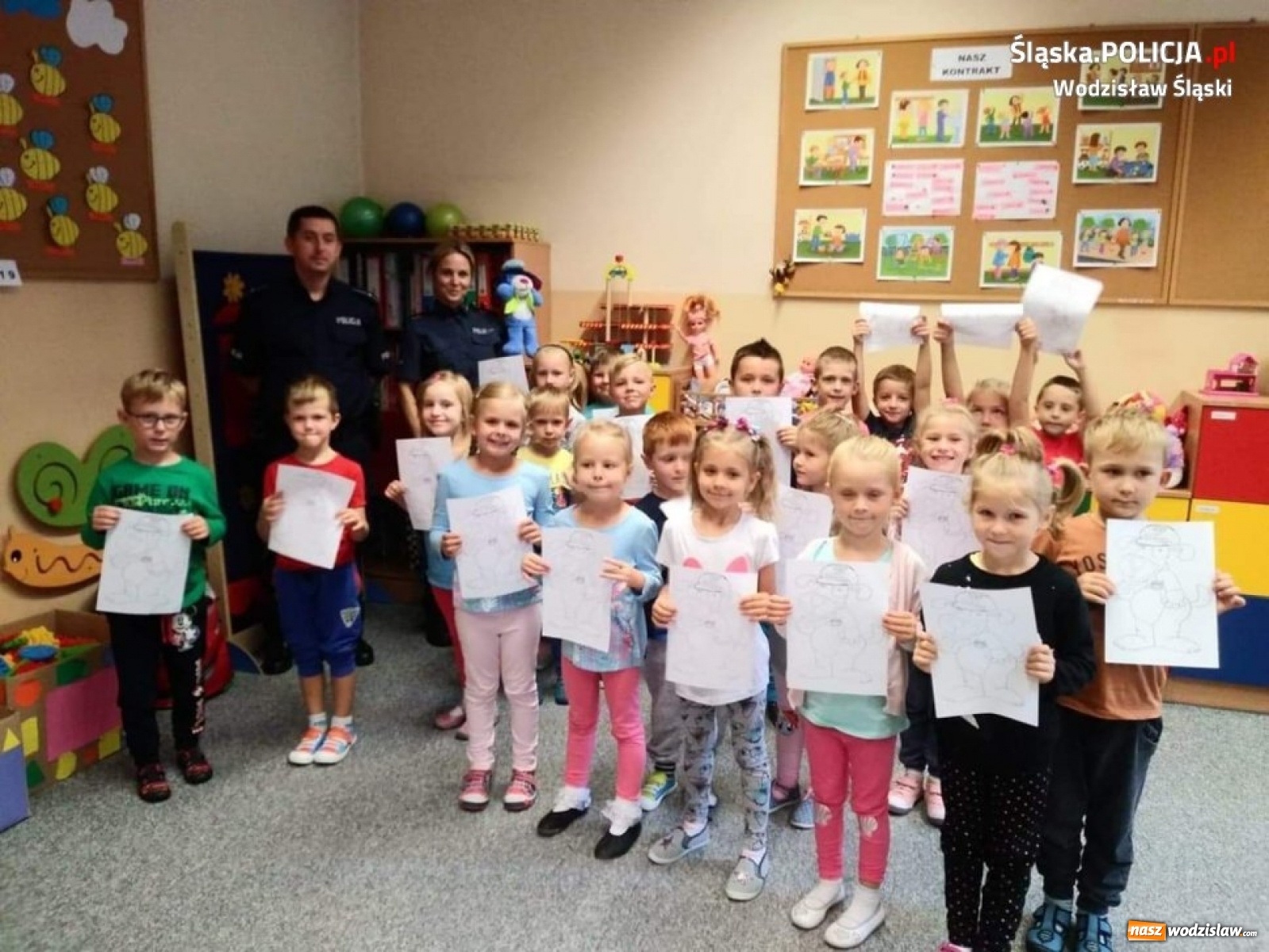 Zdjęcie w galerii na portalu naszwodzislaw.com: Dzielnicowi i Sznupek o bezpieczeństwie na drodze wiadomości z regionu