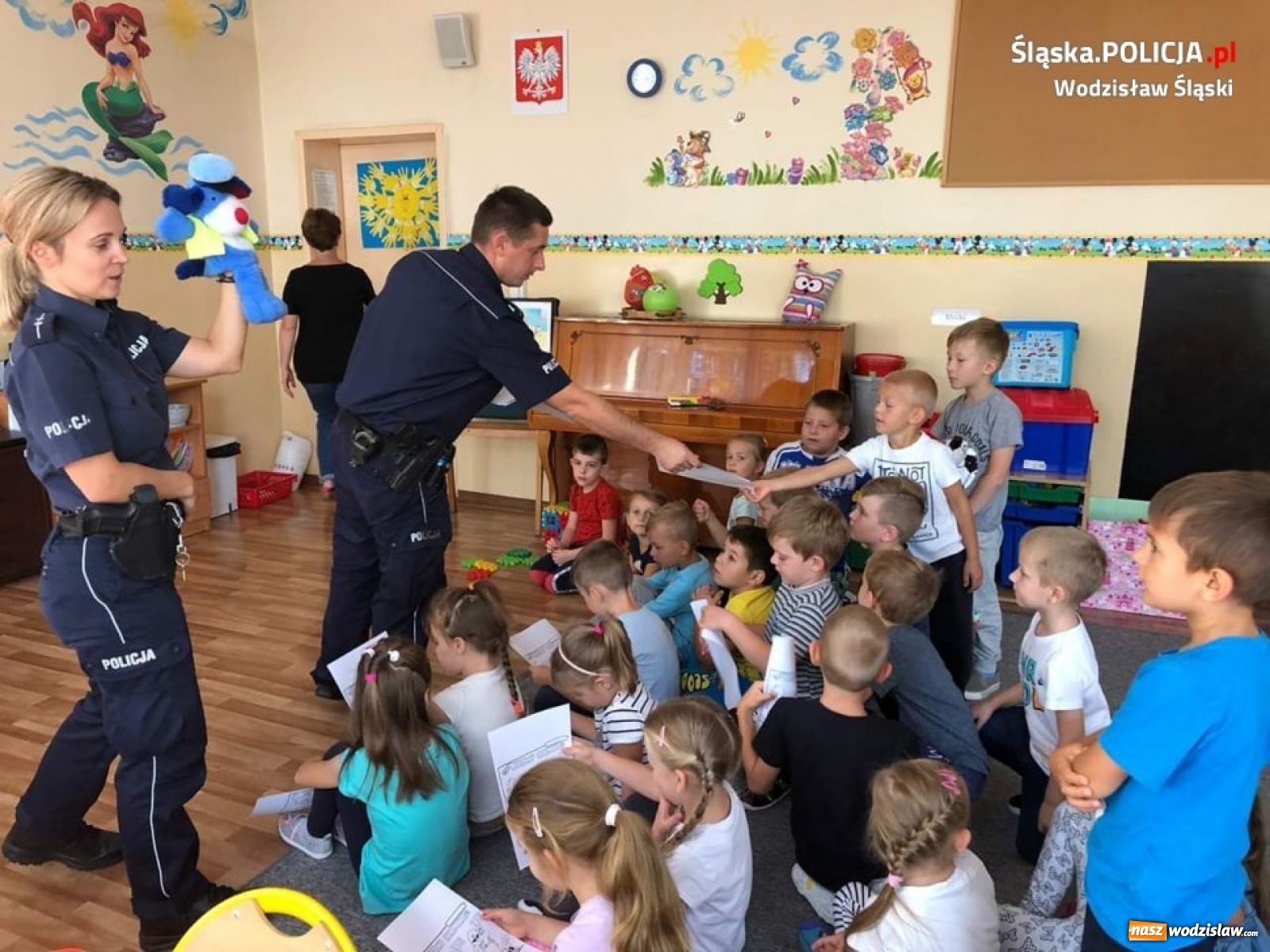 Zdjęcie w galerii na portalu naszwodzislaw.com: Dzielnicowi i Sznupek o bezpieczeństwie na drodze wiadomości z regionu