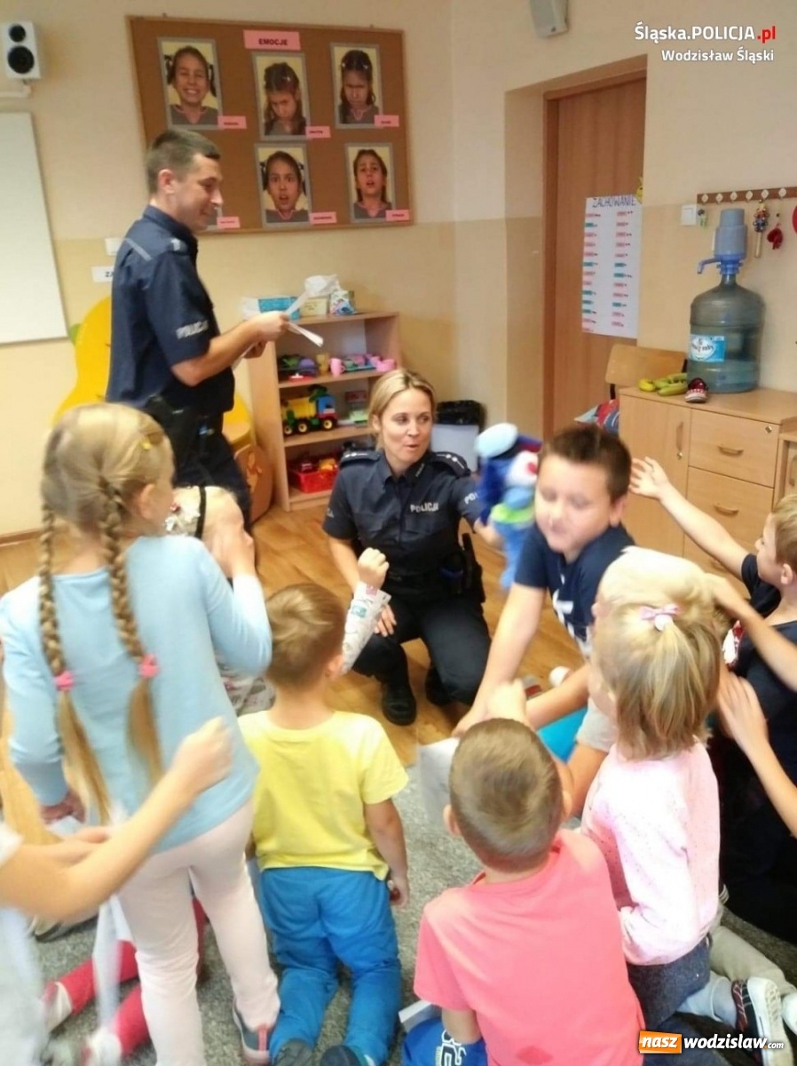 Zdjęcie w galerii na portalu naszwodzislaw.com: Dzielnicowi i Sznupek o bezpieczeństwie na drodze wiadomości z regionu