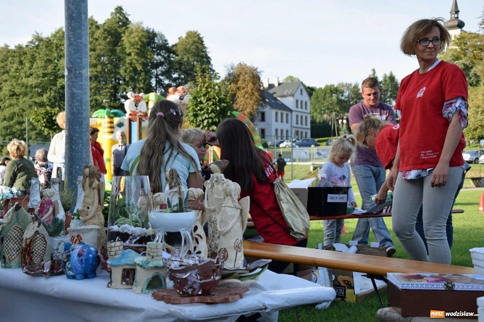 Zdjęcie w galerii na portalu naszwodzislaw.com: Krzysztof Respondek i placki ziemniaczane na zakończenie lata w Połomi wiadomości z regionu