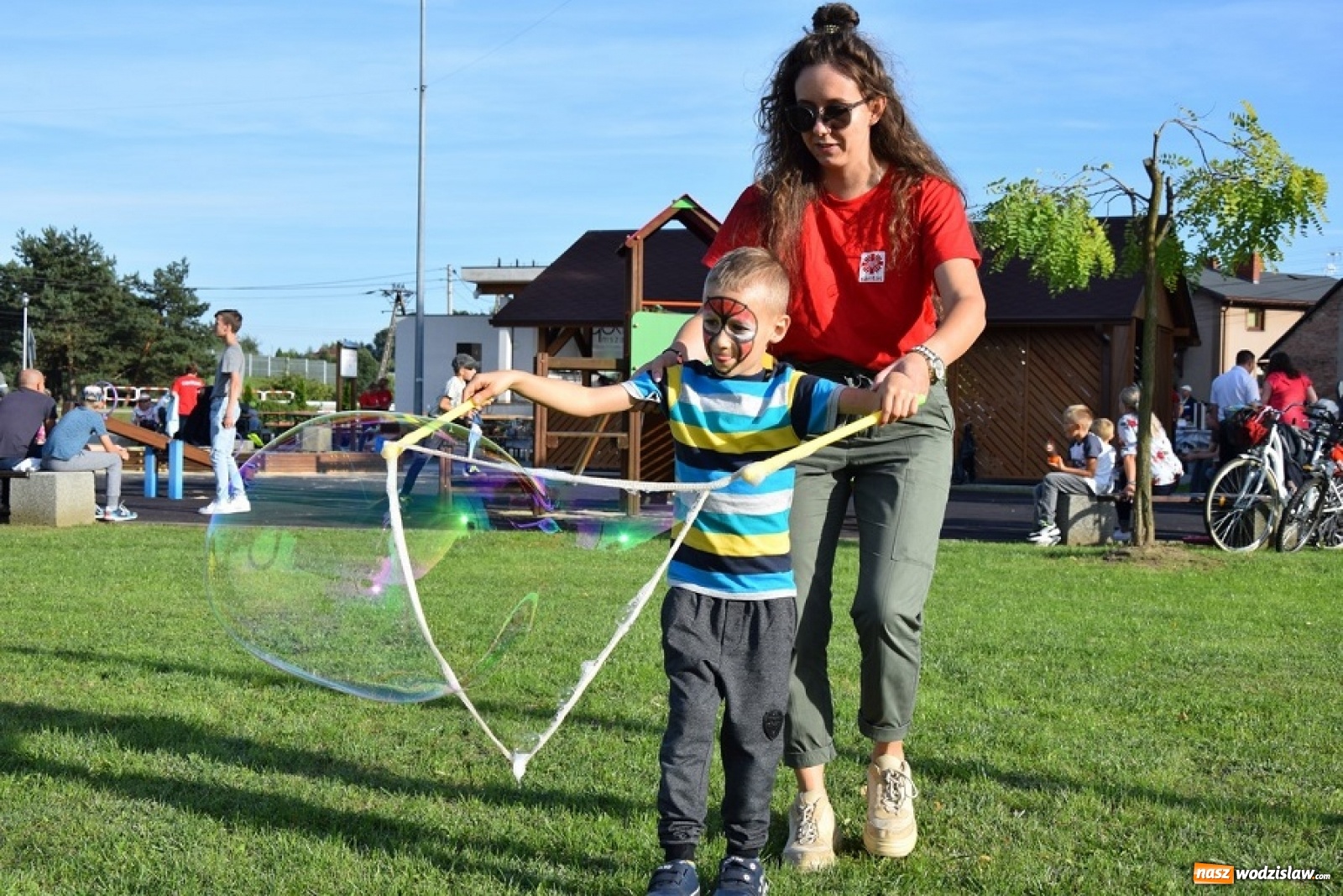 Zdjęcie w galerii na portalu naszwodzislaw.com: Krzysztof Respondek i placki ziemniaczane na zakończenie lata w Połomi wiadomości z regionu
