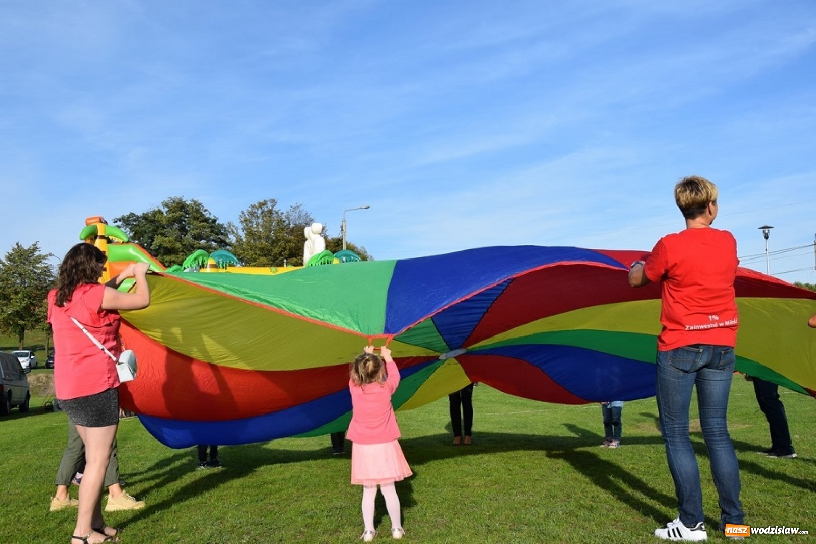 Zdjęcie w galerii na portalu naszwodzislaw.com: Krzysztof Respondek i placki ziemniaczane na zakończenie lata w Połomi wiadomości z regionu
