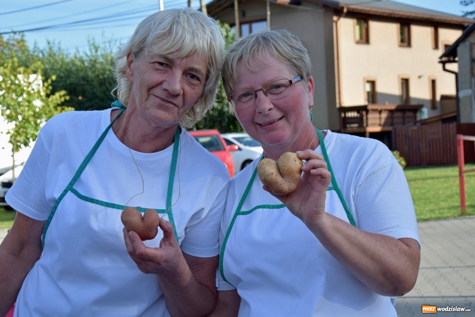 Zdjęcie w galerii na portalu naszwodzislaw.com: Krzysztof Respondek i placki ziemniaczane na zakończenie lata w Połomi wiadomości z regionu