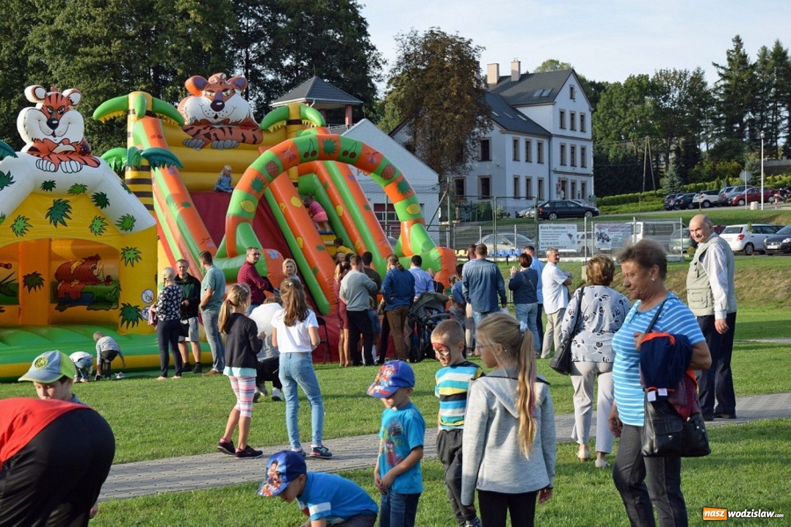 Zdjęcie w galerii na portalu naszwodzislaw.com: Krzysztof Respondek i placki ziemniaczane na zakończenie lata w Połomi wiadomości z regionu
