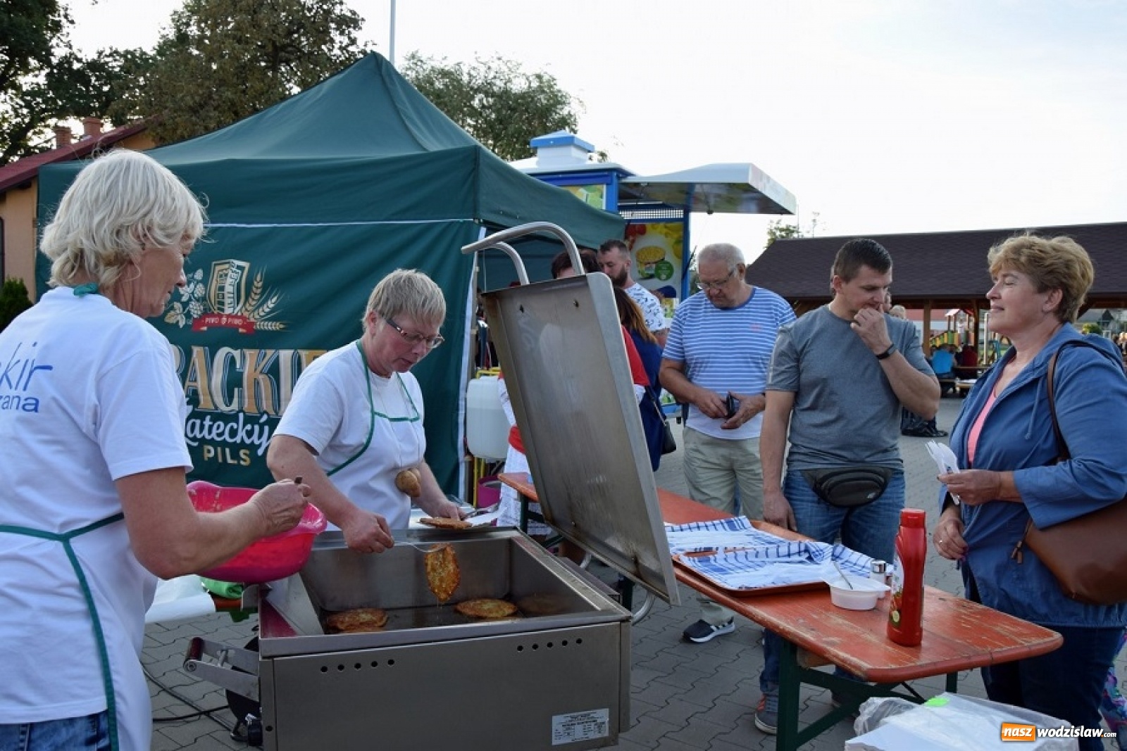 Zdjęcie w galerii na portalu naszwodzislaw.com: Krzysztof Respondek i placki ziemniaczane na zakończenie lata w Połomi wiadomości z regionu