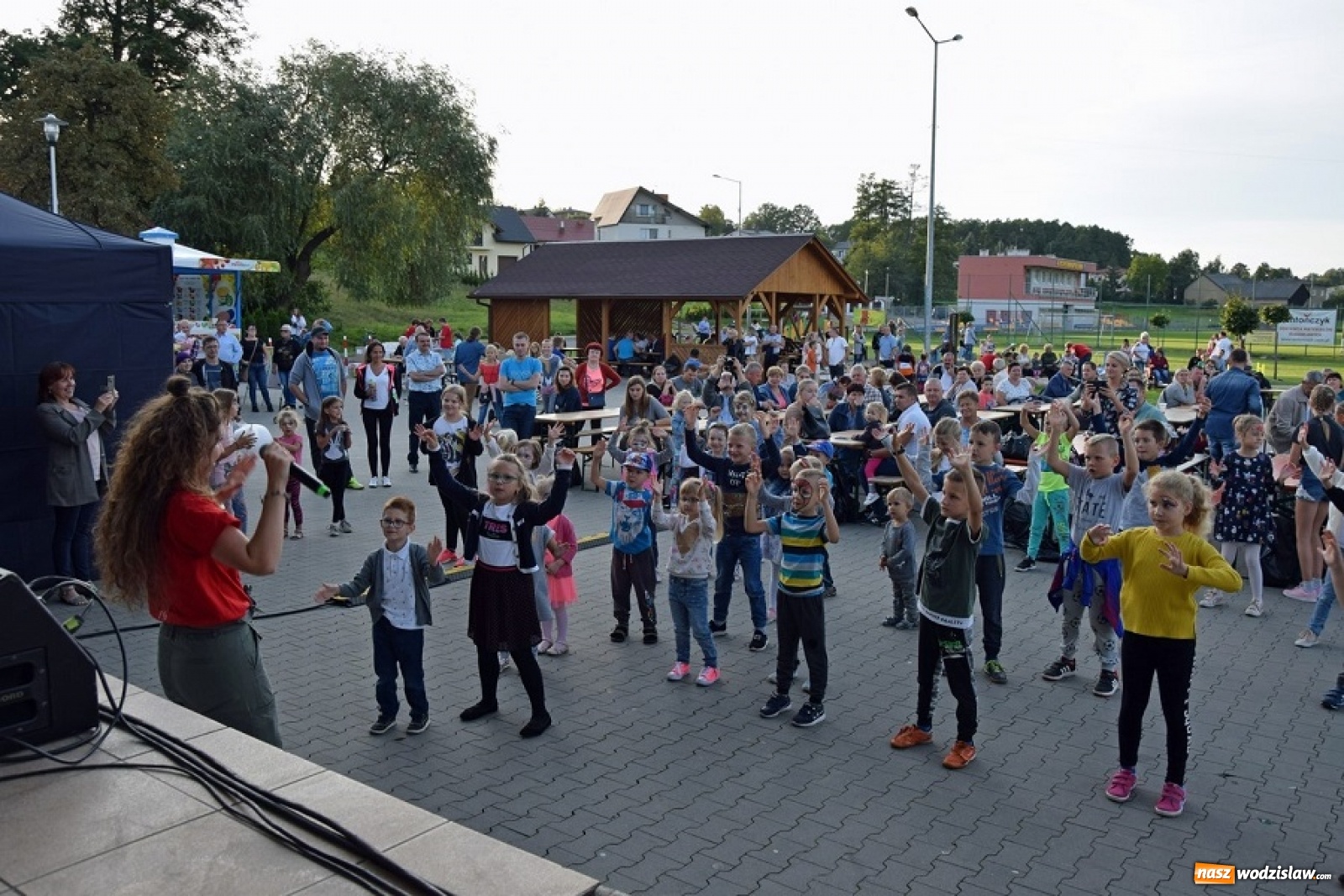Zdjęcie w galerii na portalu naszwodzislaw.com: Krzysztof Respondek i placki ziemniaczane na zakończenie lata w Połomi wiadomości z regionu