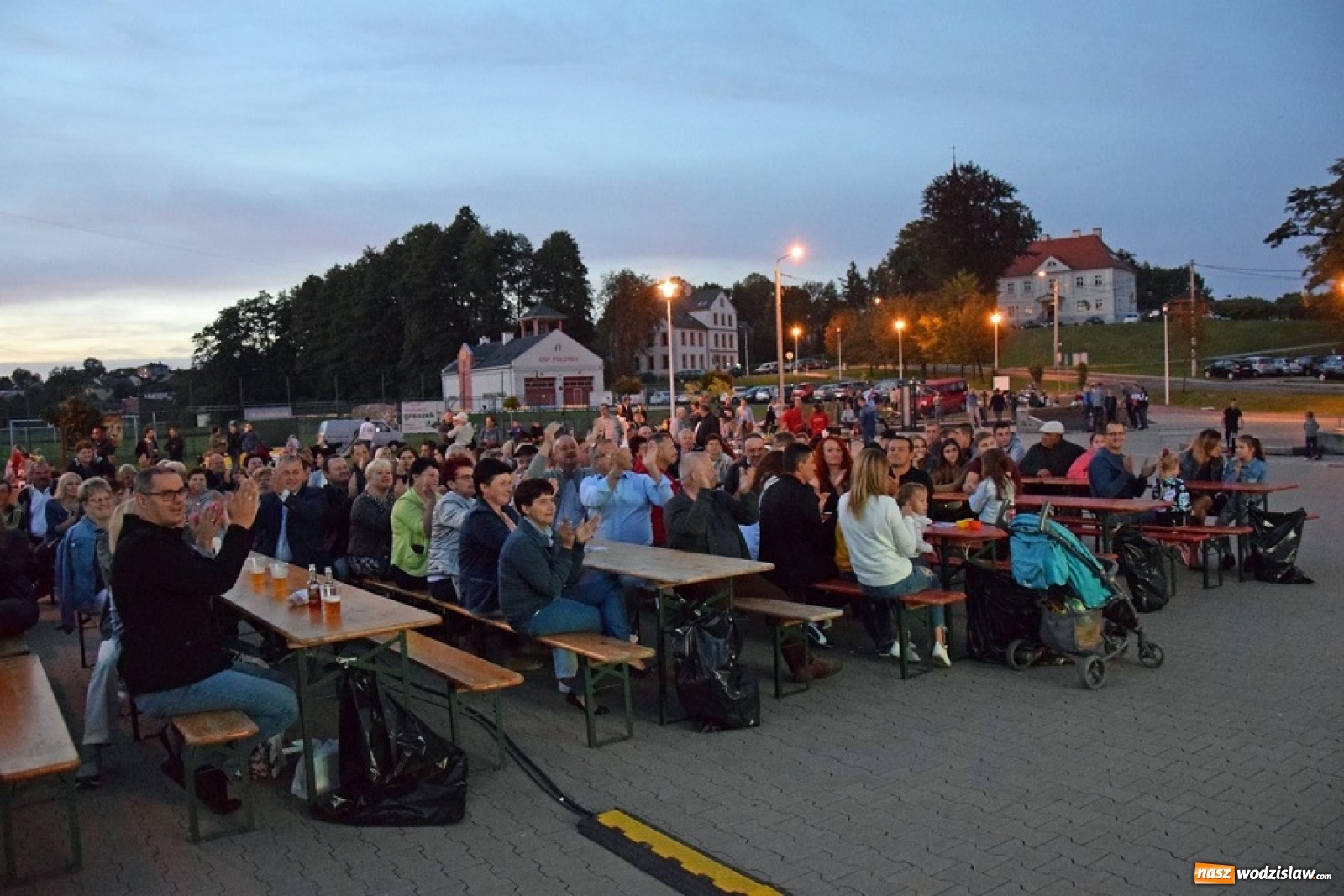 Zdjęcie w galerii na portalu naszwodzislaw.com: Krzysztof Respondek i placki ziemniaczane na zakończenie lata w Połomi wiadomości z regionu