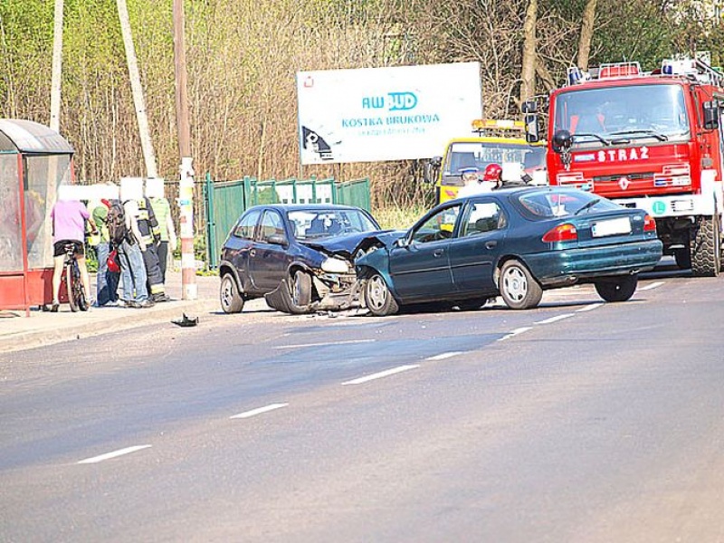Zdjęcie w galerii na portalu naszwodzislaw.com: Zderzenie czołowe na Pszowskiej wiadomości z regionu