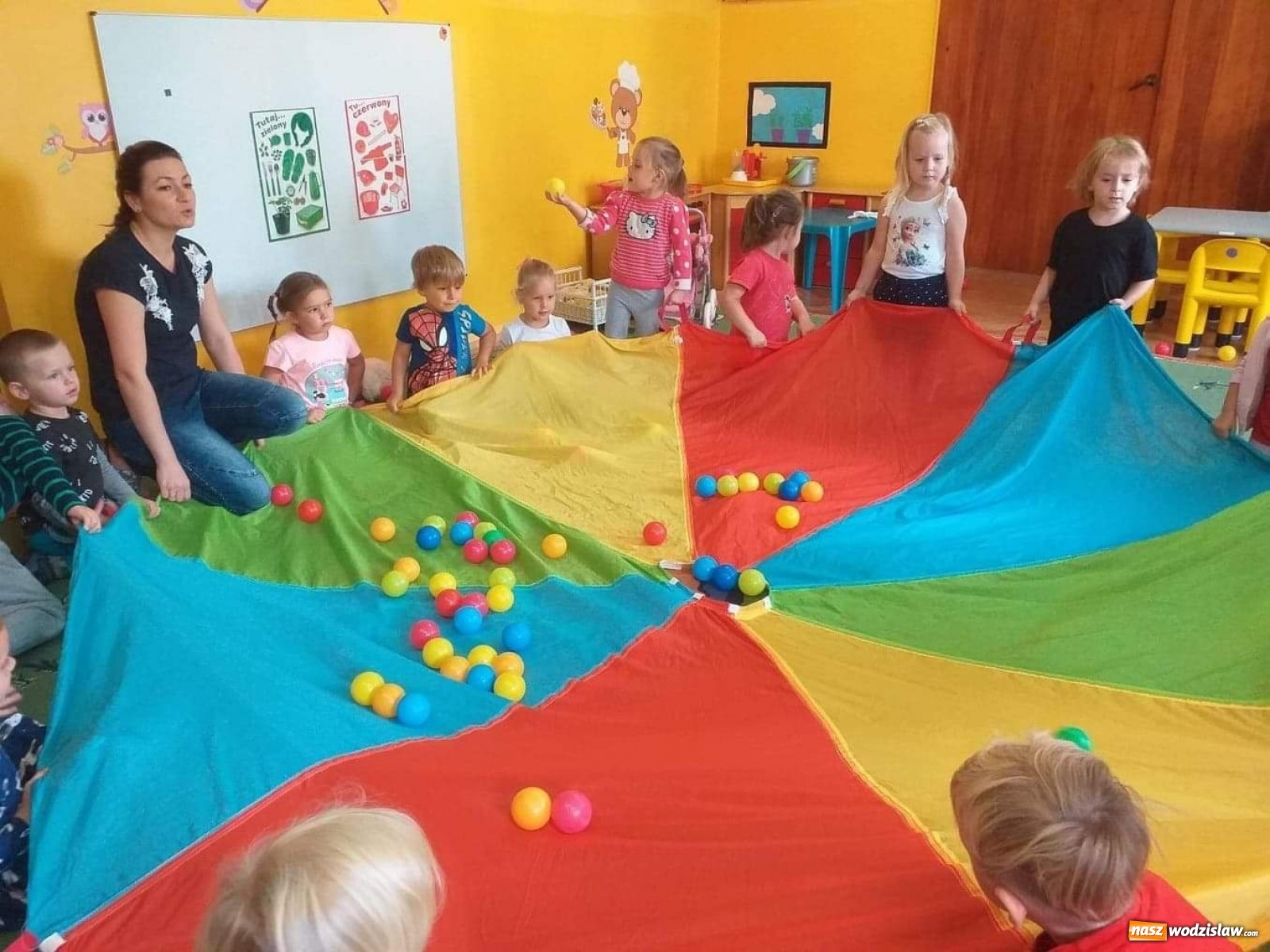 Zdjęcie w galerii na portalu naszwodzislaw.com: Dzień pełen atrakcji w przedszkolu im. Misia Uszatka w Pszowie wiadomości z regionu