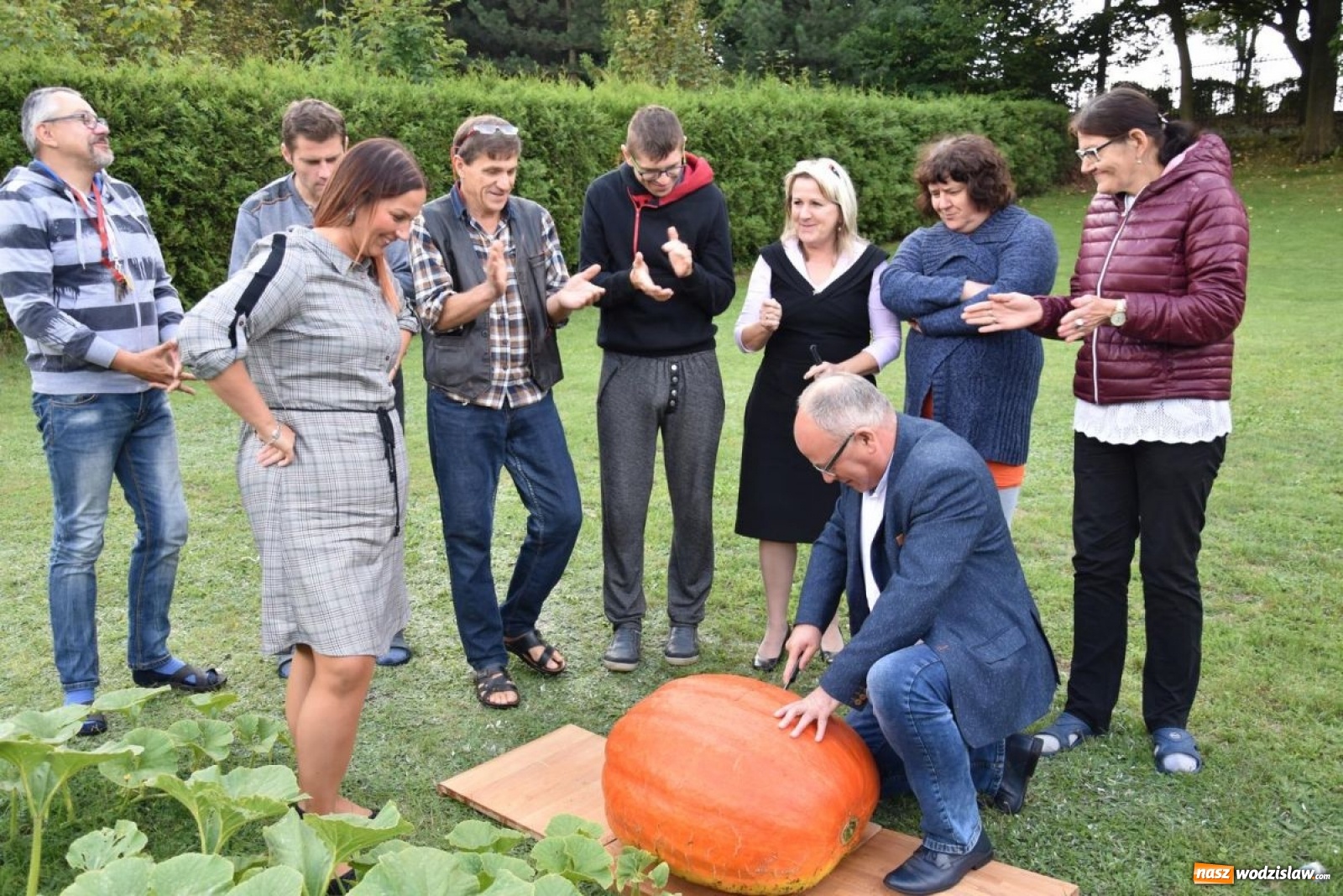 Zdjęcie w galerii na portalu naszwodzislaw.com: Baniobicie w Perle, czyli starcie starosty ze złotem jesieni [FOTO] wiadomości z regionu
