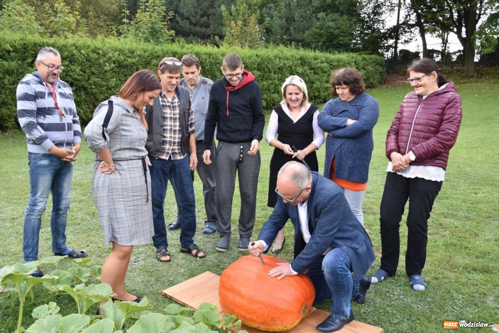 Zdjęcie w galerii na portalu naszwodzislaw.com: Baniobicie w Perle, czyli starcie starosty ze złotem jesieni [FOTO] wiadomości z regionu