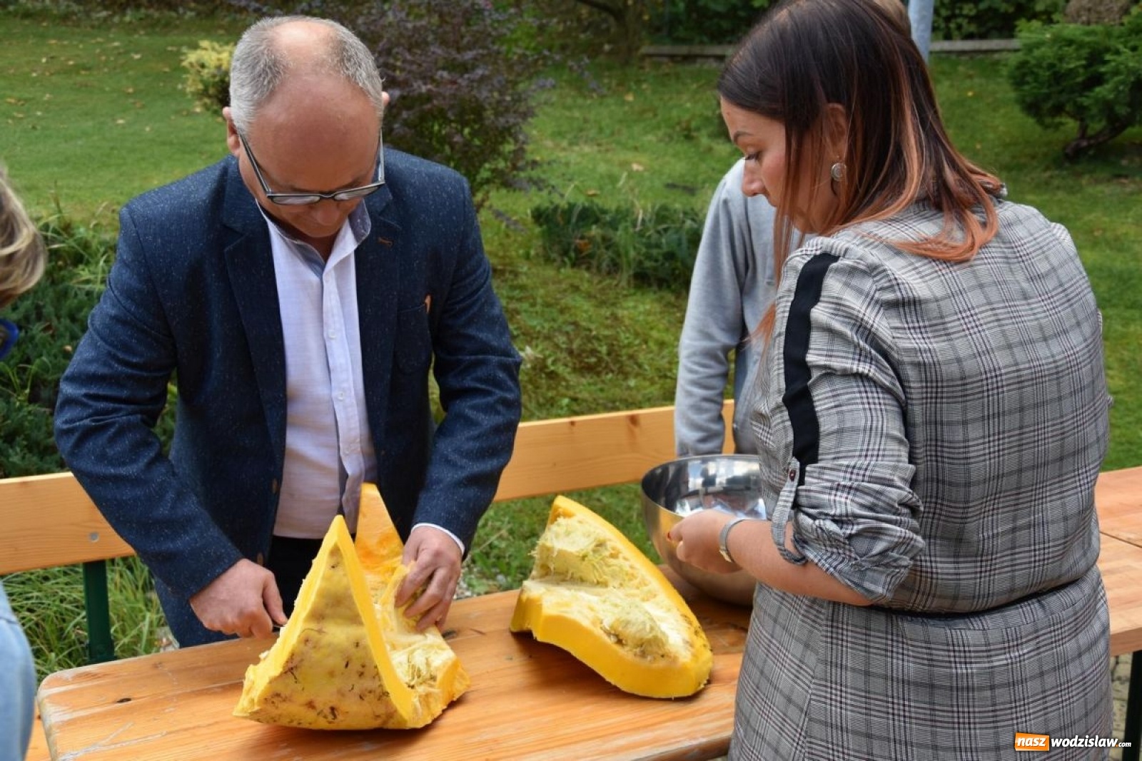 Zdjęcie w galerii na portalu naszwodzislaw.com: Baniobicie w Perle, czyli starcie starosty ze złotem jesieni [FOTO] wiadomości z regionu