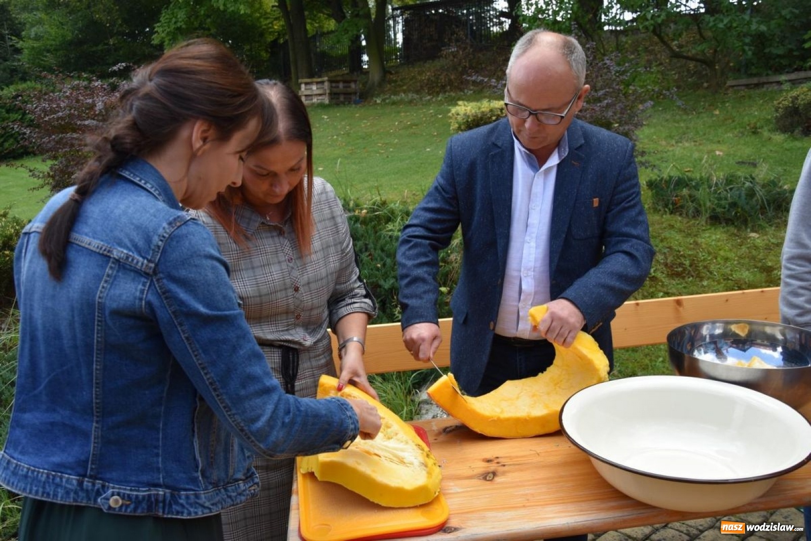 Zdjęcie w galerii na portalu naszwodzislaw.com: Baniobicie w Perle, czyli starcie starosty ze złotem jesieni [FOTO] wiadomości z regionu