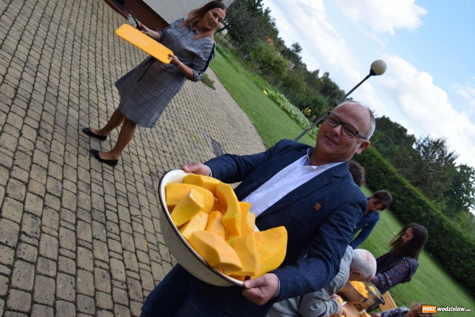 Zdjęcie w galerii na portalu naszwodzislaw.com: Baniobicie w Perle, czyli starcie starosty ze złotem jesieni [FOTO] wiadomości z regionu