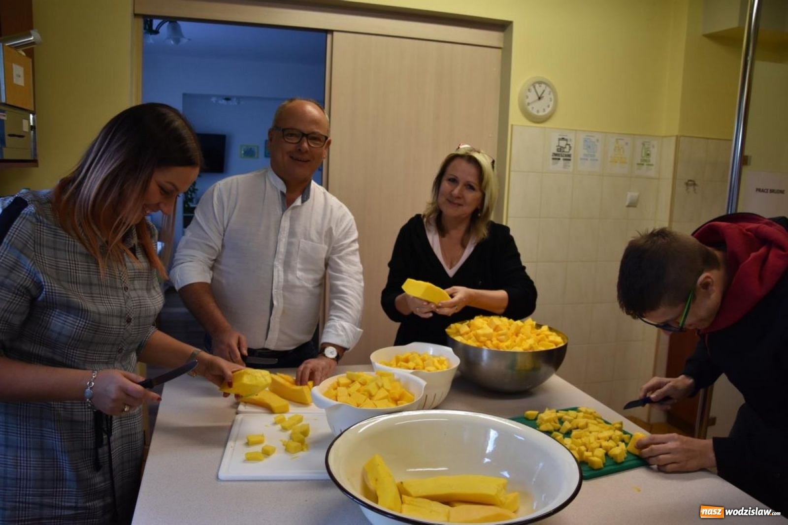 Zdjęcie w galerii na portalu naszwodzislaw.com: Baniobicie w Perle, czyli starcie starosty ze złotem jesieni [FOTO] wiadomości z regionu