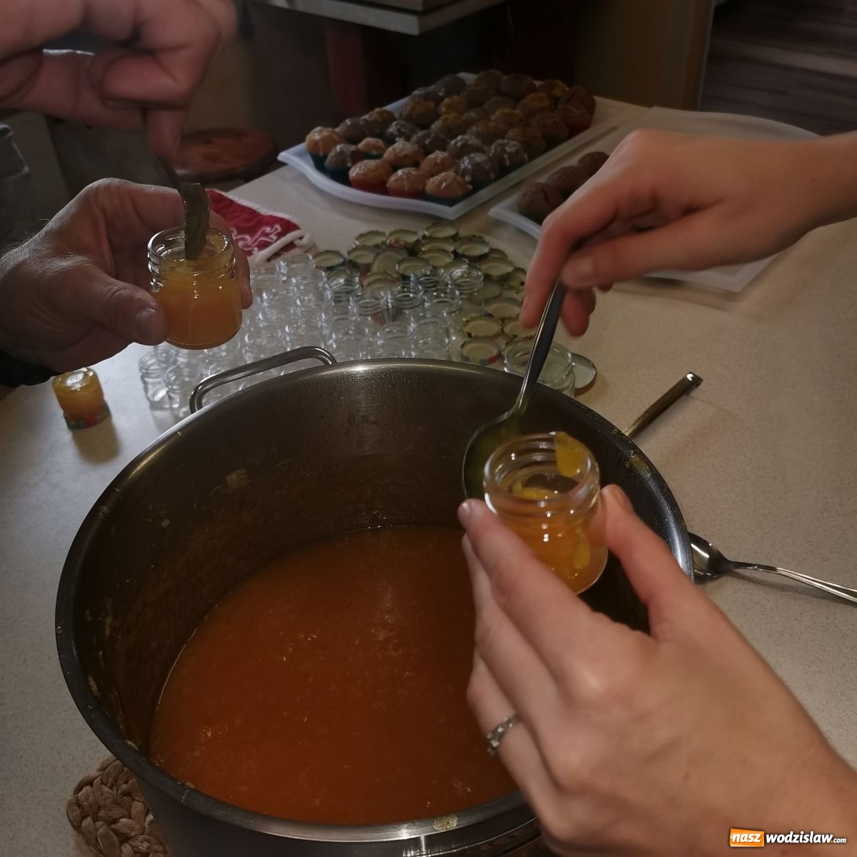 Zdjęcie w galerii na portalu naszwodzislaw.com: Baniobicie w Perle, czyli starcie starosty ze złotem jesieni [FOTO] wiadomości z regionu