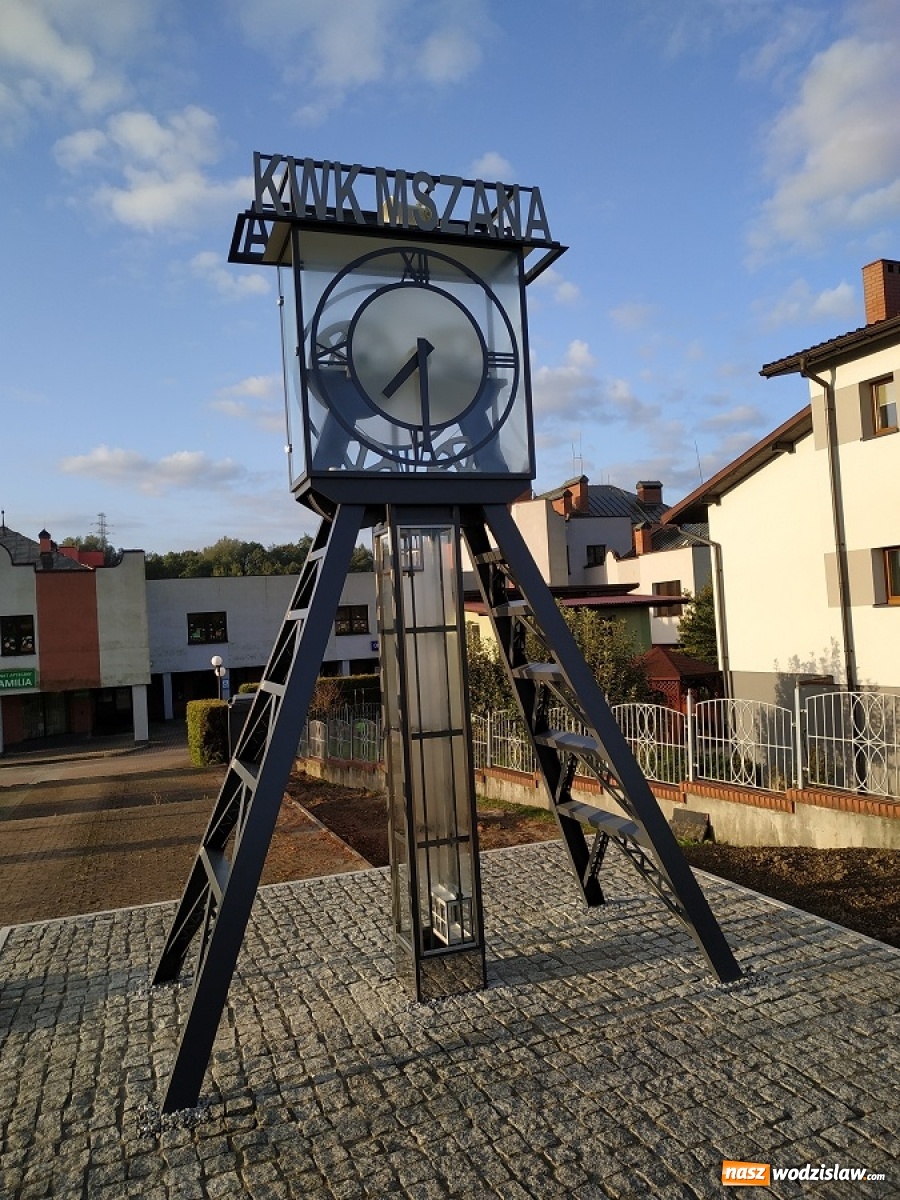 Zdjęcie w galerii na portalu naszwodzislaw.com: W centrum Mszany stanął zegar wiadomości z regionu