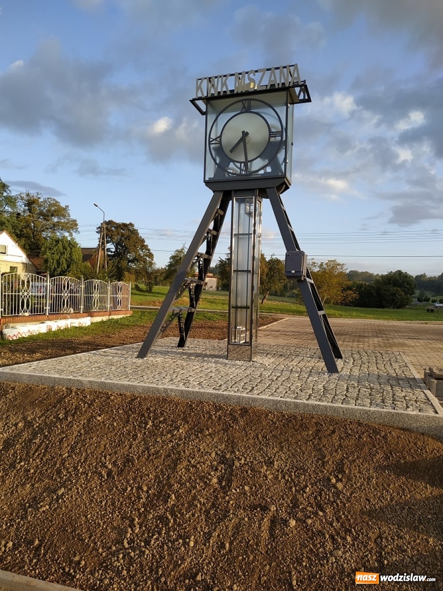Zdjęcie w galerii na portalu naszwodzislaw.com: W centrum Mszany stanął zegar wiadomości z regionu