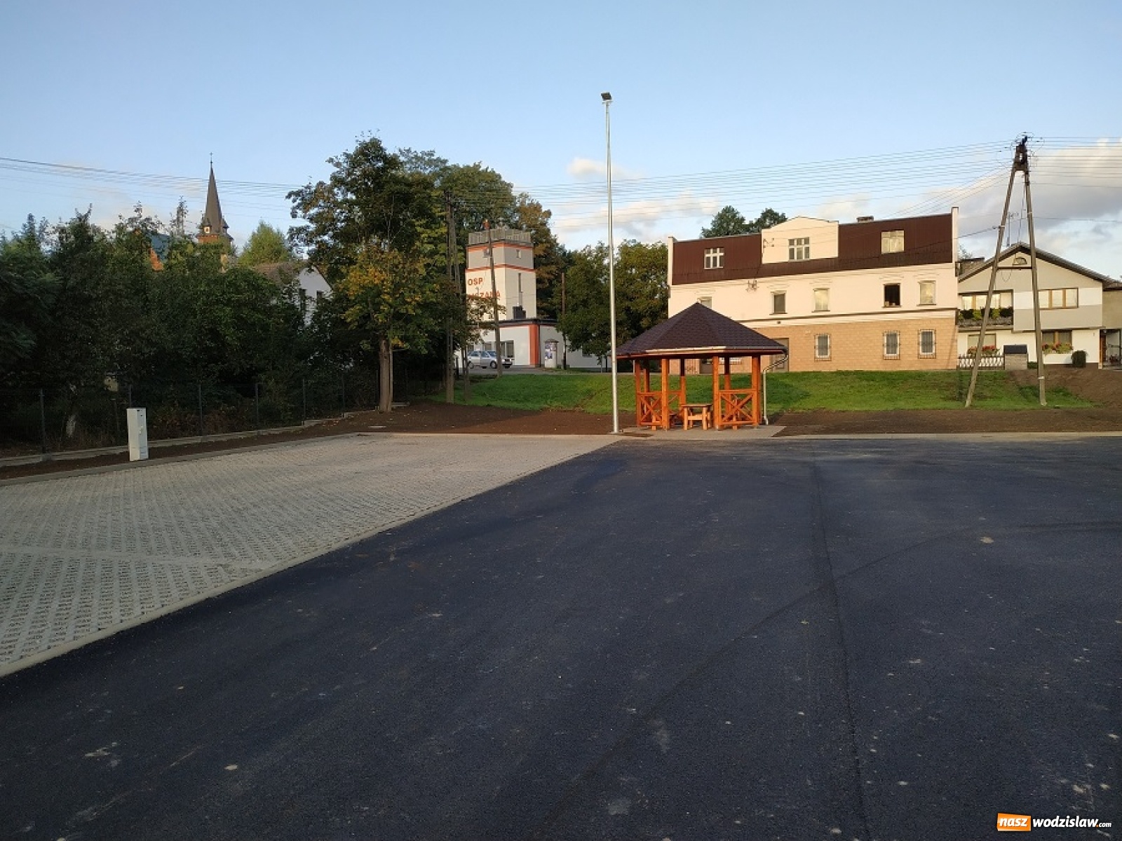 Zdjęcie w galerii na portalu naszwodzislaw.com: W centrum Mszany stanął zegar wiadomości z regionu