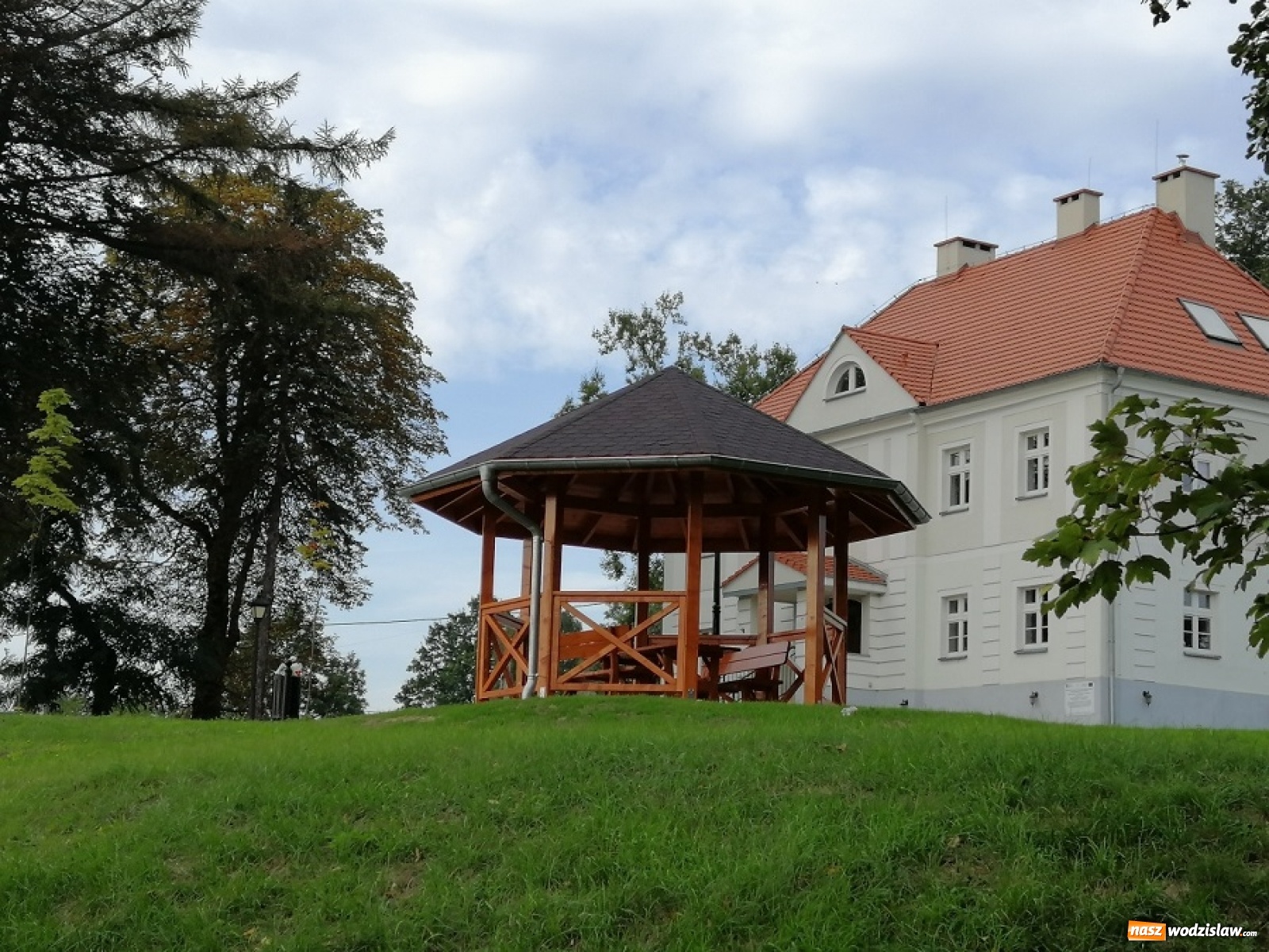 Zdjęcie w galerii na portalu naszwodzislaw.com: W centrum Mszany stanął zegar wiadomości z regionu