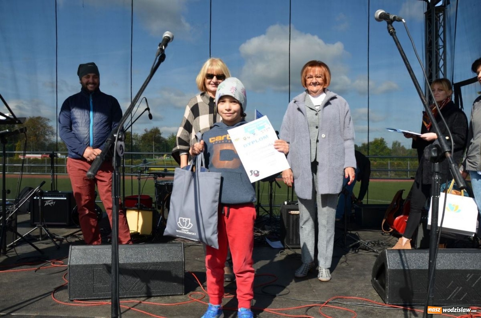 Zdjęcie w galerii na portalu naszwodzislaw.com: Młodzież bawiła się na pikniku [FOTO] wiadomości z regionu