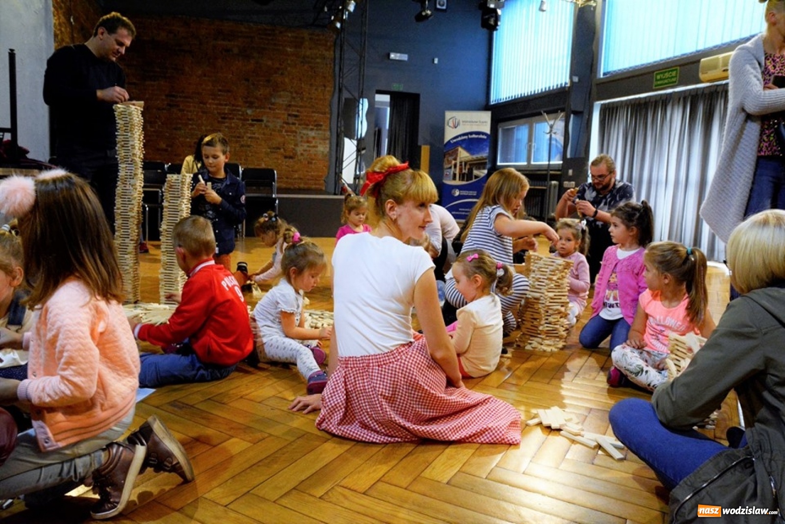 Zdjęcie w galerii na portalu naszwodzislaw.com: Rodzinne Spotkania z Teatrem w WCK [FOTO] wiadomości z regionu