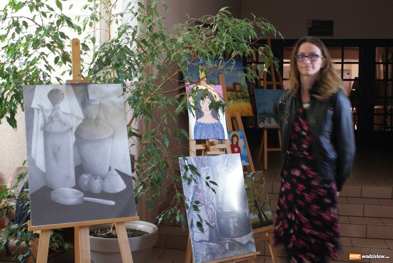 Zdjęcie w galerii na portalu naszwodzislaw.com: Wystawa obrazów na rzecz poparzonego Mikołajka z Połomi wiadomości z regionu