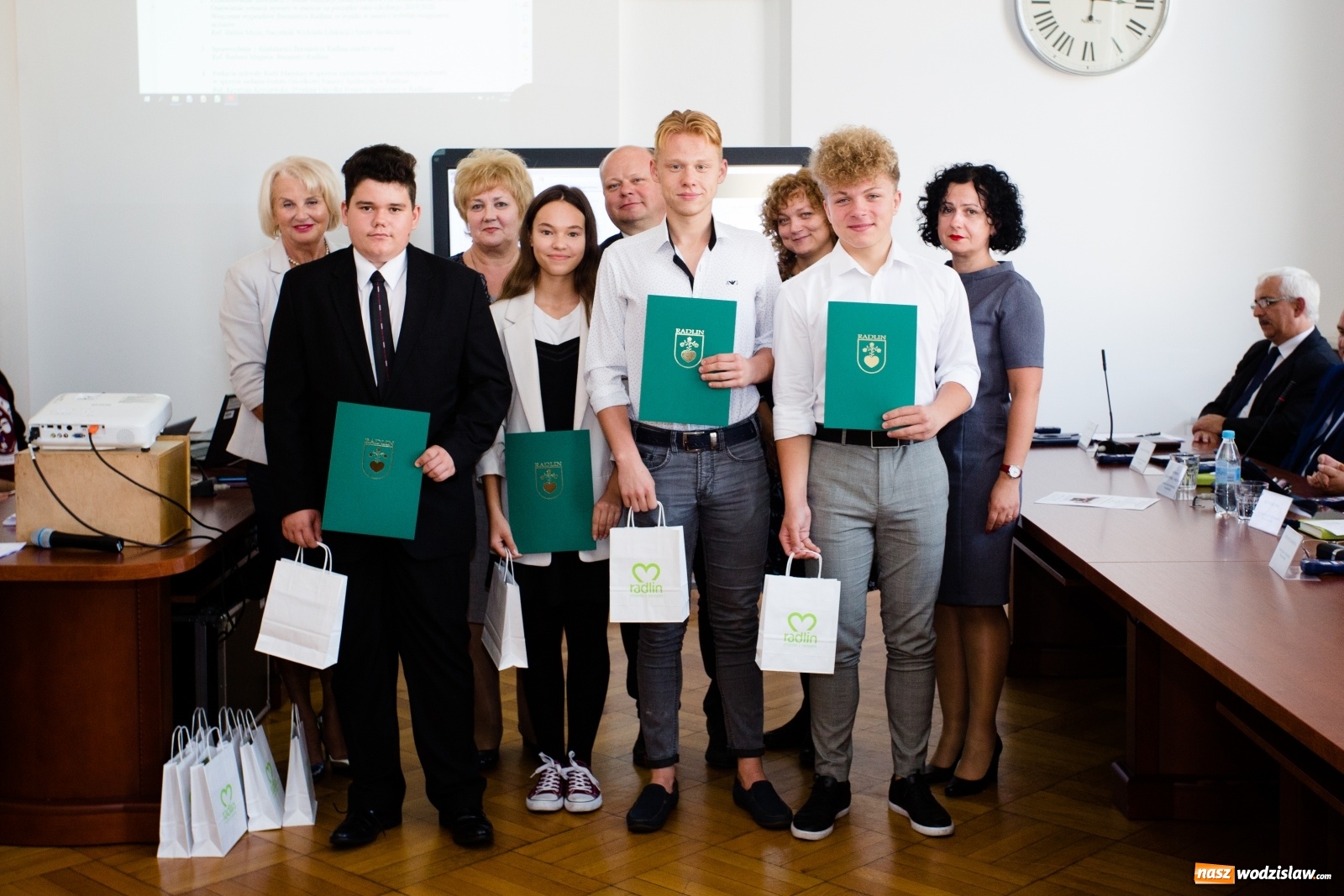 Zdjęcie w galerii na portalu naszwodzislaw.com: Burmistrz Radlina przyznał stypendia za wyniki w nauce wiadomości z regionu